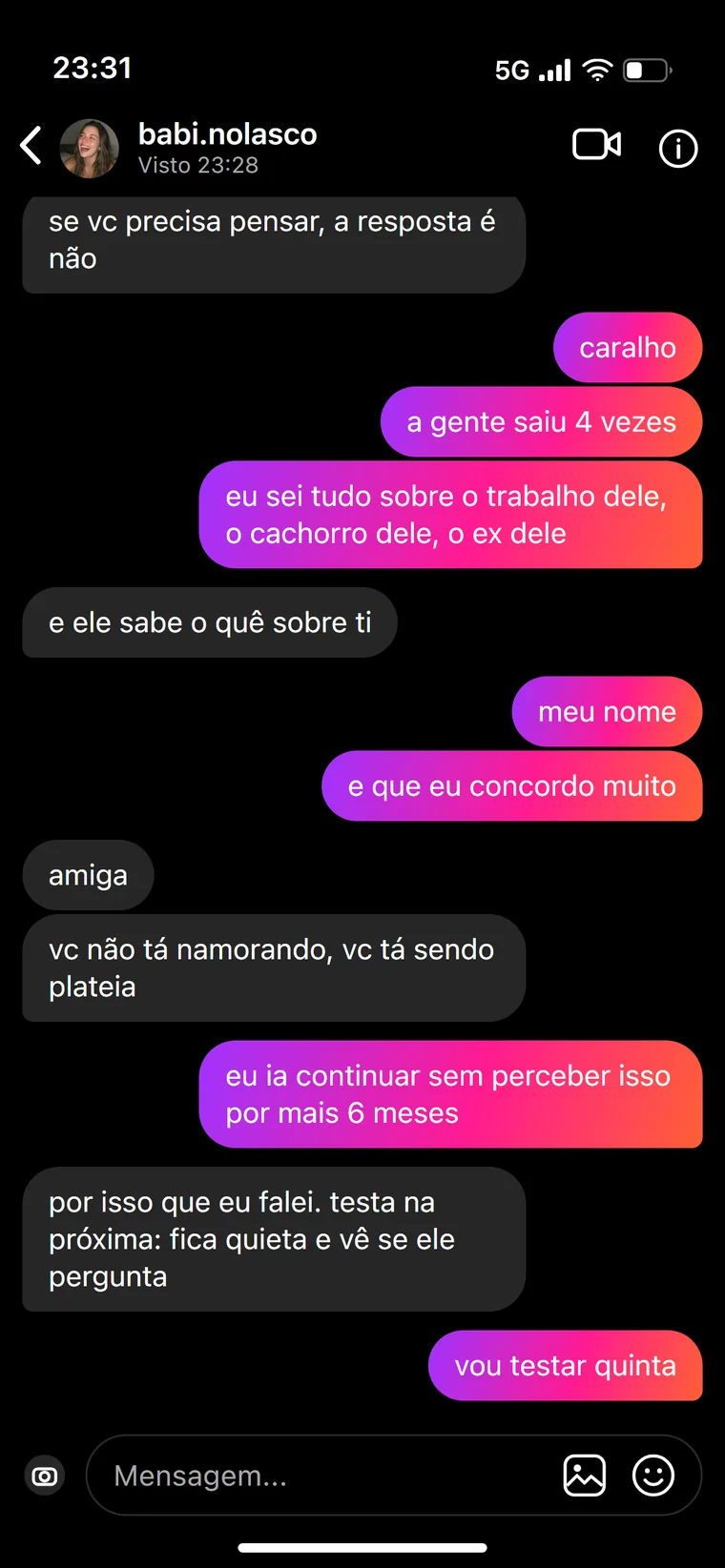 Conversa entre amigas em que uma percebe, depois de quatro encontros, que o rapaz sabe apenas o nome dela enquanto ela sabe tudo sobre ele, e a amiga resume dizendo que ela não está namorando, está sendo plateia.