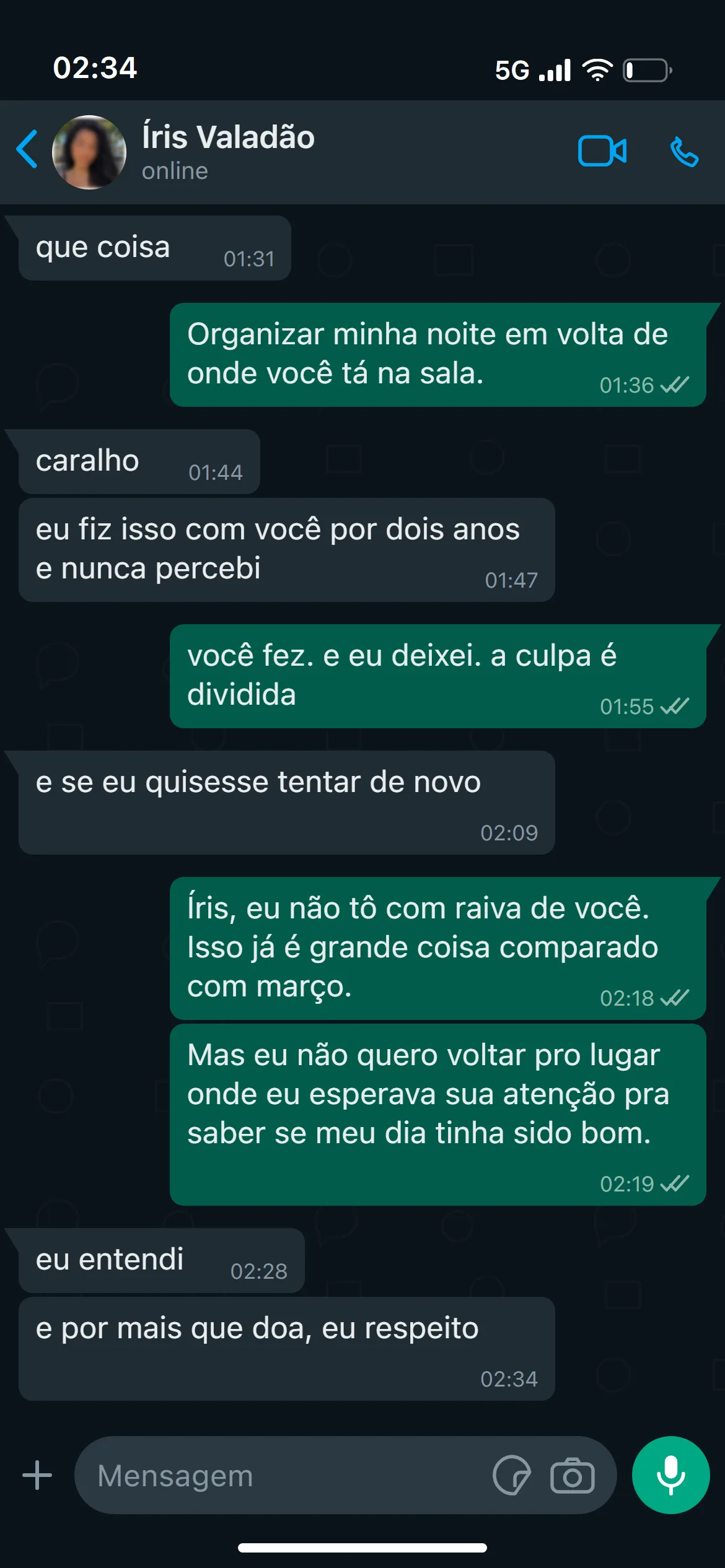 Conversa de madrugada em que uma ex-namorada pergunta se ele tentaria de novo e ele recusa, dizendo que não quer voltar ao lugar em que esperava a atenção dela para saber se o dia tinha sido bom; ela responde que entende e respeita.