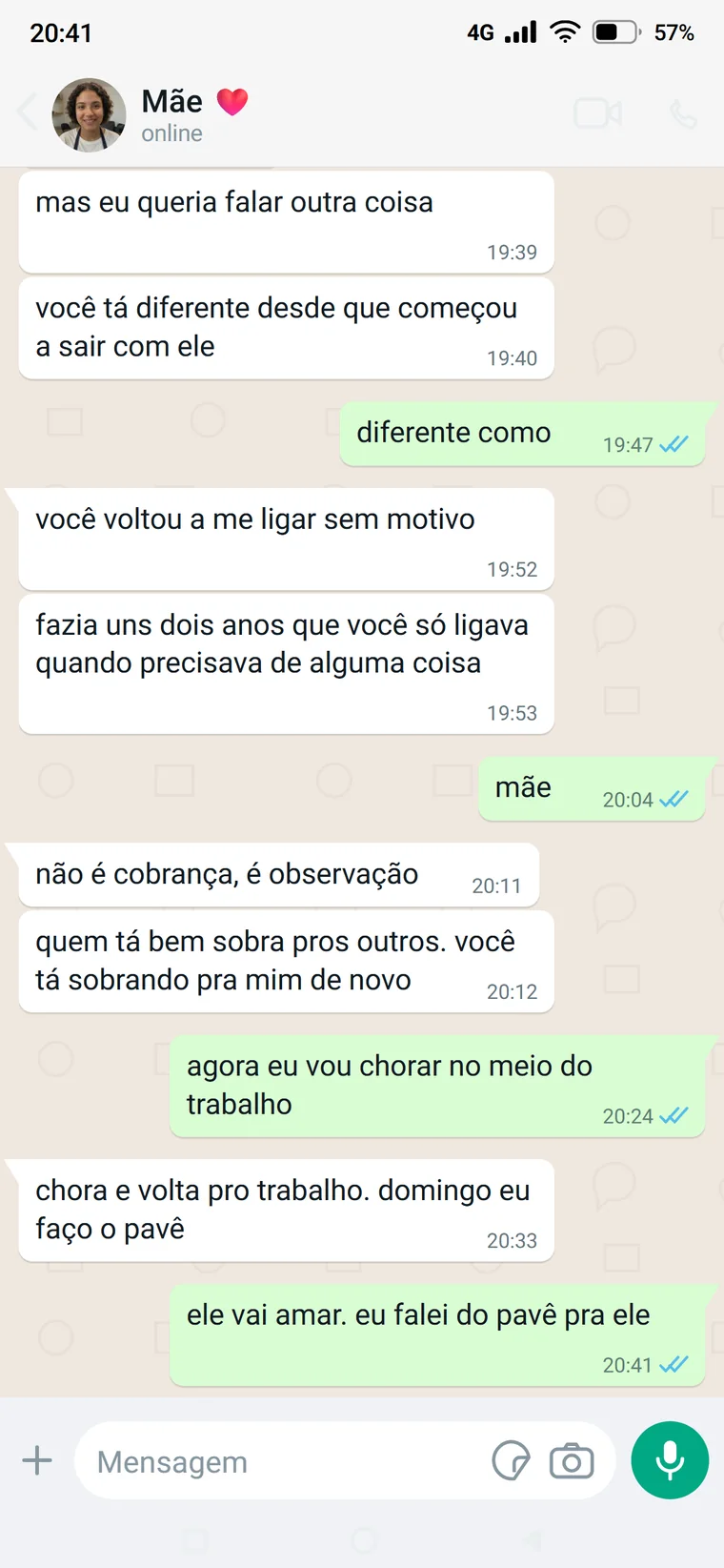 Conversa entre mãe e filha em que a mãe observa que a filha voltou a ligar sem motivo depois de dois anos ligando apenas quando precisava de algo, e diz que quem está bem sobra para os outros.