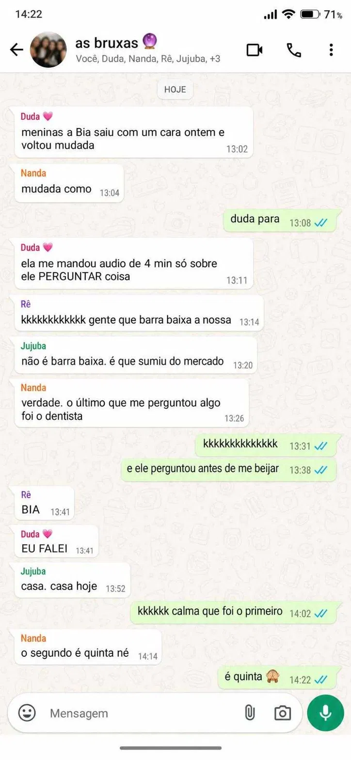 Conversa de um grupo de amigas no WhatsApp discutindo um encontro em que o rapaz fez perguntas, e concluindo que esse comportamento sumiu do mercado.